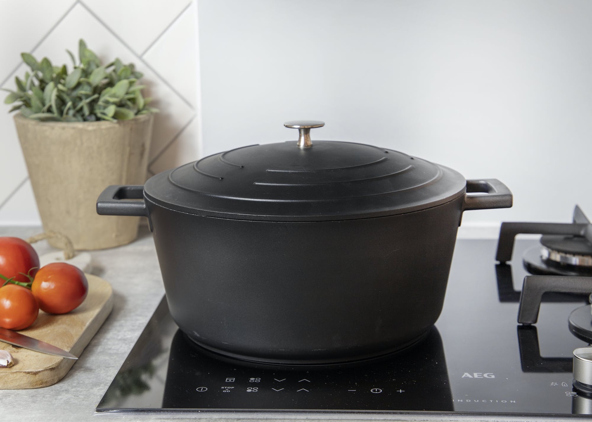 MASTERCLASS NON STICK CASSEROLE 28CM/5 LITRE MATT BLACK
