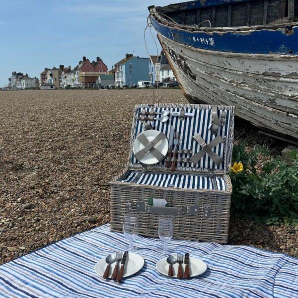 TRADITIONAL WICKER PICNIC HAMPER - 4 PERSON
