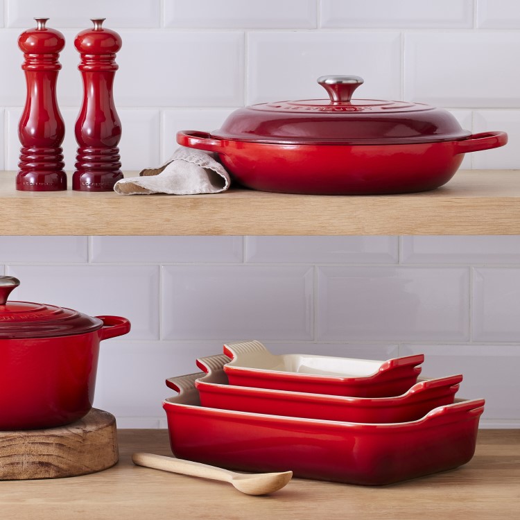 LE CREUSET HERITAGE LARGE OVEN DISH - CERISE - Image 4