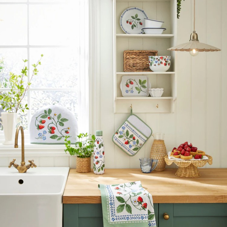 STRAWBERRY PATCH DOUBLE OVEN GLOVES - Image 3