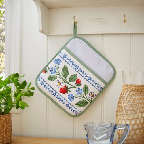 STRAWBERRY PATCH POT MITT