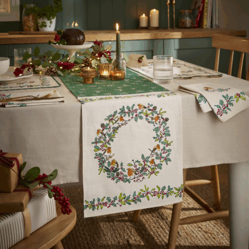 CHRISTMAS ROBINS COTTON TABLE RUNNER